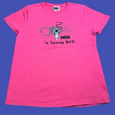 Camiseta Oficial Mediana NRA Smoking Hot Gun Gráfico País EE. UU. Pistola Rosa Foto 1 de 4