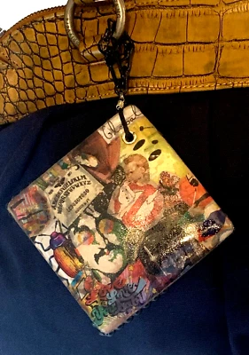 Dije Cartera Artesanal Artesanal, Collage Decoupage, Doble Cara con Cadena de Tachuelas Foto 1 de 4
