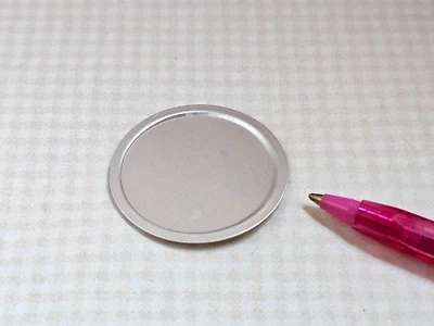 FARROW MINIATURES Miniature Metal Pizza Pan, 1 5/8" in Diameter (Falcon): DOLLHOUSE 1:12