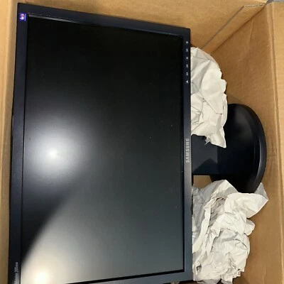 Samsung Syncmaster 205BW 20" LCD Monitor - Landscape monitor - Image 1 of 4