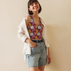 Adorable torso recortado sin mangas con temática margarita floral con margaritas para mujer - Imagen 1 de 6