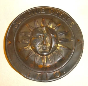 Placa de letrero en relieve de metal estaño Sun Fire Office 1710 Insurance Co. años 40 de colección - Imagen 1 de 5