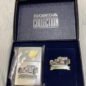 Encendedor ZIPPO 1996 Campeonato Mundial de F1 Williams Renault FW18 y juego de insignias Pin - Imagen 1 de 4
