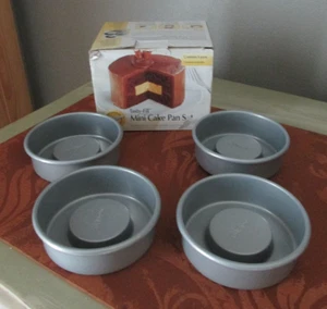 WILTON MINI TORTIERE ANTIADERENTI GUSTOSO RIEMPIMENTO LETTO BAGNO OLTRE SET DI QUATTRO IN SCATOLA - Foto 1 di 5