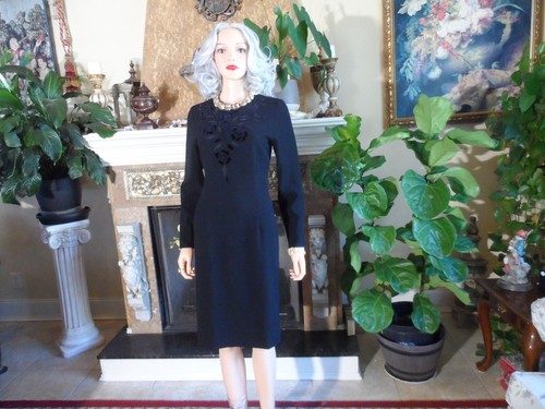 Abito tubino Valentino nero in lana con dettaglio applicazioni floreali davanti taglia 40 8