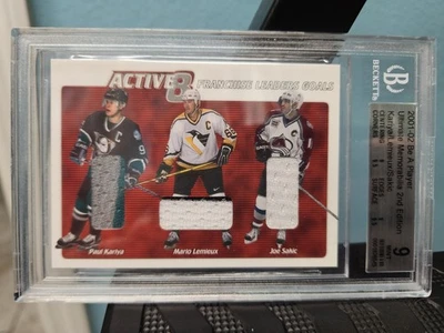 Camiseta deportiva 2001-02 BAP Ultimate Active 8/30 Paul Kariya/Joe Sakic/Mario Lemieux Salón de la fama Foto 1 de 4