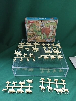VTG AIRFIX STOCK FARM - HO-00 BLUE BOX IN SPRUE 42 PIECES ENGLAND  - Image 1 of 4