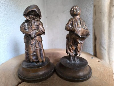 Objets de vitrine deux anciennes statuettes de mendiants en régule fin du XIXème - Photo 1/4