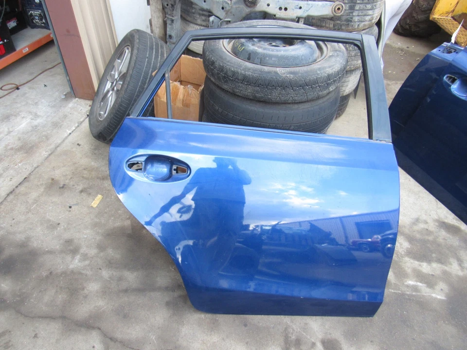 2012 2017 Toyota Prius V lado direito do passageiro porta traseira concha azul OEM - Imagem 1 de 4