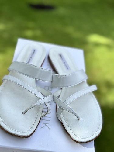 MBT Manolo Blahnik Susa sandalo bianco pelle cinturino piatto slide mule slip on