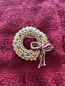 Vintage Signed AVANTE  Rhinestone Christmas Wreath Holiday Brooch Pin - Picture 1 of 4