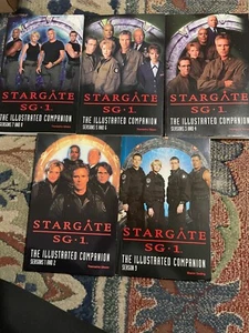 Stargate SG 1 The Illustrated Companion 1-9 - Foto 1 di 1