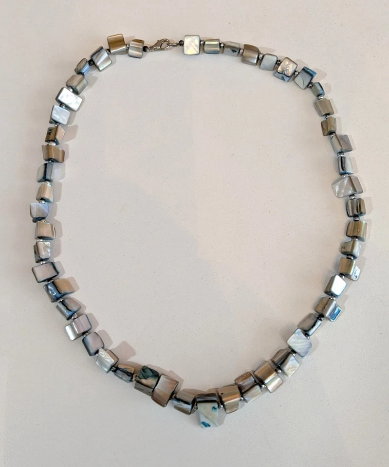 Modeschmuckkette  -  Hadarbeit inBlau-grau Tönen  Perlmutt 50 cm - Bild 1 von 1