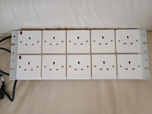 Pair of 5 Way 2U 19 inch Rack Power Distribution Units With 13A UK Sockets - Afbeelding 1 van 12