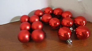 Set 15 ORNAMENTI natalizi INFRANGIBILI satinati e metallizzati piccoli 1,5" PALLA ROSSA - Foto 1 di 3