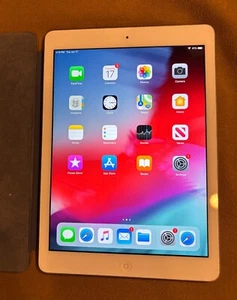 Apple iPad Air (1st Generation) A1474 16 GB, Wi-Fi, 9.7 in - Silver, with bundle - Picture 1 of 3
