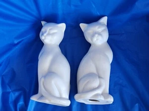 Par de gatos blancos sentados poses simétricas caras de popa porcelana 8" usado en excelente estado - Imagen 1 de 7