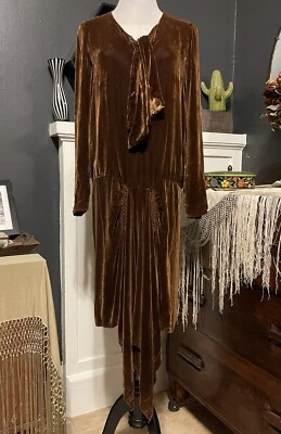 Vestido de terciopelo de seda marrón de los años 20 con solapa en la cintura caída Foto 1 de 4