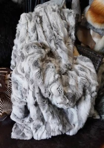 A Stunning Natural Grey & White 1800mmx 1600mm Rabbit Fur Throw /Rug/ Blanket - Foto 1 di 8