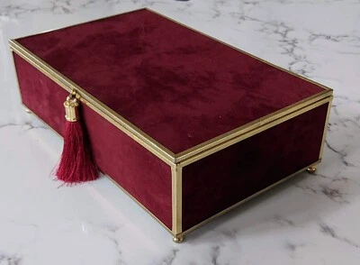 Caja de almacenamiento decorativa de gamuza sintética roja con bisagras con ribete dorado interior espejado Foto 1 de 4