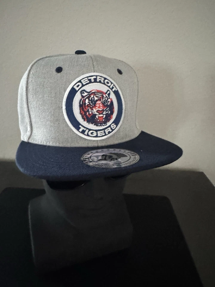 DETROIT TIGERS Retro Throwback 1984 Logo Heather Gray & Blue Snapback Hat NEW ⚾️ - Image 1 of 4