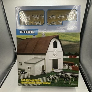JUEGO GRANJA LECHERA ERTL; Nuevo En Caja; Juego Escala 1/64 con Accesorios 2021 Tomy - Imagen 1 de 9