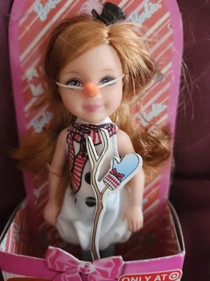 BONECA BARBIE KELLY CHELSEA 2010 NATAL BONECO DE NEVE ALVO V9448 NOVA NA CAIXA - Imagem 1 de 3