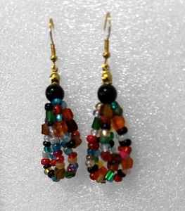 2,75."  Mehrfarbige Hänger Perlen Loop Ohrringe von Scrapditty Ditty Gold Haken - Bild 1 von 2