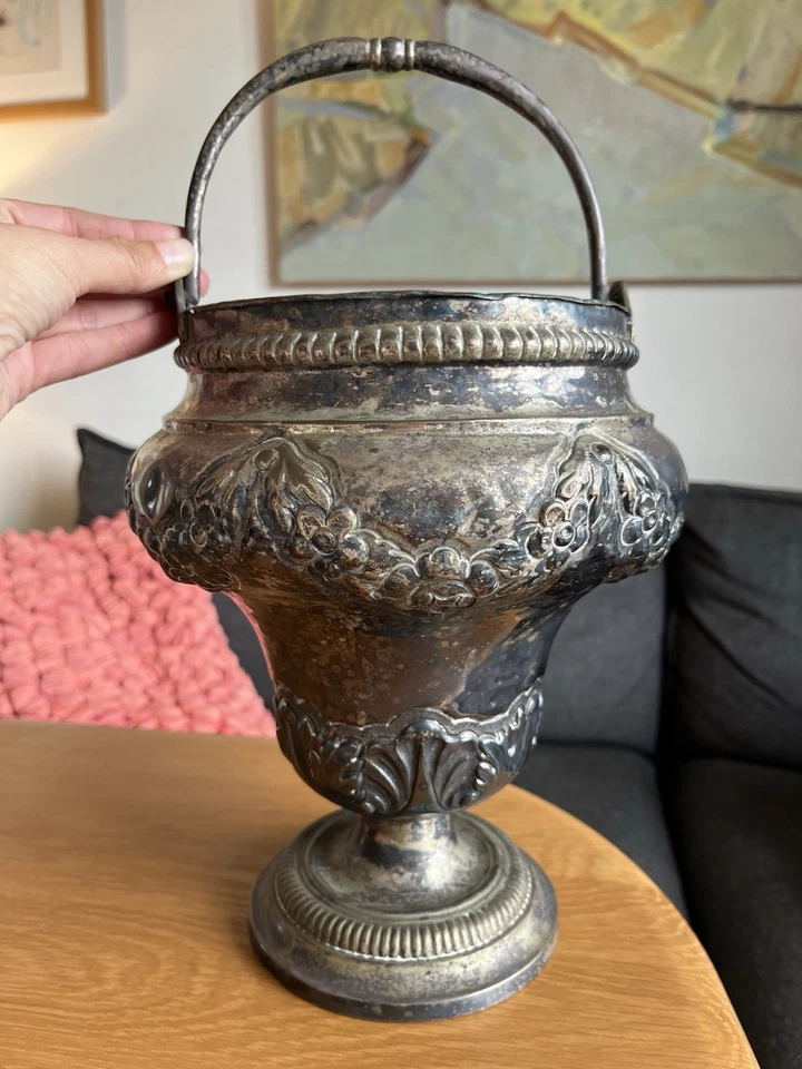 Ancien Seau À Eau Bénite En Métal Plaqué, Décor Frises Florales - Photo 1/4