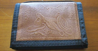 Carteira de couro e tecido vintage John Weitz tema cowboy sela arma laço chapéu caveira - Imagem 1 de 4