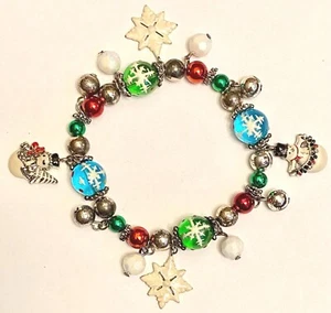 ❤️CHRISTMAS BRACELET Vintage Glass Beads 🎅🏻 & Charms Super Unique Elastic🎄❤️ - Picture 1 of 4