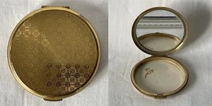 Tapa compacta vintage de latón de 7,5 cm de diámetro con patrón floral repetitivo - Imagen 1 de 11