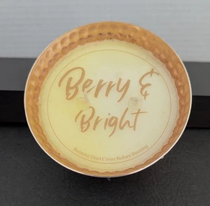 Ulta "Berry & Bright" Candela da piatto effetto rame martellato, 7,5 oz 3 stoppino - Foto 1 di 6