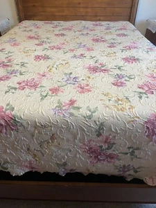 Bed Spread 2 Shams King Size Matelasse’ Floral Print  Scalloped Edge VGC - Picture 1 of 11
