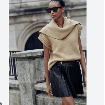 Minifalda corta Zara negra plisada imitación cuero M nueva con etiquetas Foto 1 de 4