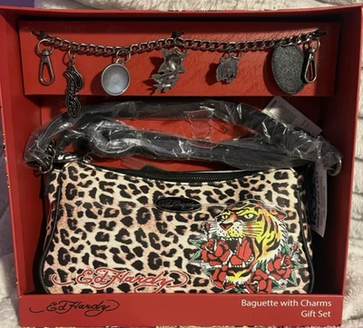 Ed Hardy Baguette Leopardo Bolso Bandolera de Hombro Conjunto de Regalo con Dijes Nuevo en Caja Foto 1 de 4