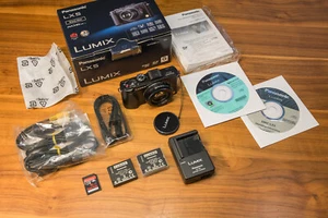 Panasonic LUMIX DMC-LX5 10.0MP Digitalkamera Schwarz Leica f/2.0 in OVP - Bild 1 von 11
