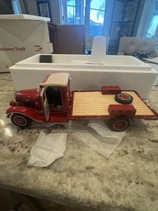 Danbury Mint 1933 Budweiser Delivery Truck 1:24 Diecast Modell mit Bierkisten Box - Bild 1 von 5