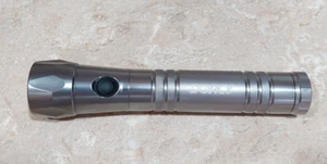 Linterna Dorcy LED Aluminio Plata Toma 6 AAA Alimentada por Batería 7.5" - Imagen 1 de 3