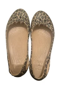 Zapato de vestir informal Crocs para mujer Kadee estampado de leopardo Mary Jane sin cordones plano 6 - Imagen 1 de 4