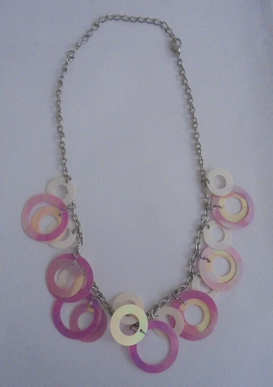 COLLANA IN METALLO CON CERCHIETTI COLORATI CANGIANTI - ROSA - Immagine 1 di 1