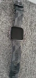 Fitbit Versa 2 Health & Fitness *Faulty Not Charging Or Powering On* RefZ04 - Picture 1 of 3