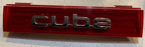 Nissan Cube 2009-2014 panel de acabado trasero emblema cubo reflector OEM - Imagen 1 de 9