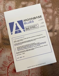 Mothership Sci-Fi Horror RPG MOONBASE BLUES pb nuovo - Foto 1 di 2