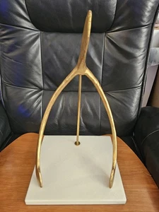 Estudio de escultura Wishbone de 17,5" de alto mármol blanco y hoja de oro A  - Imagen 1 de 10