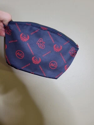 Bolsa de cosméticos Ag Adriano Goldschmied rojo marino con logotipo deletreado Foto 1 de 2
