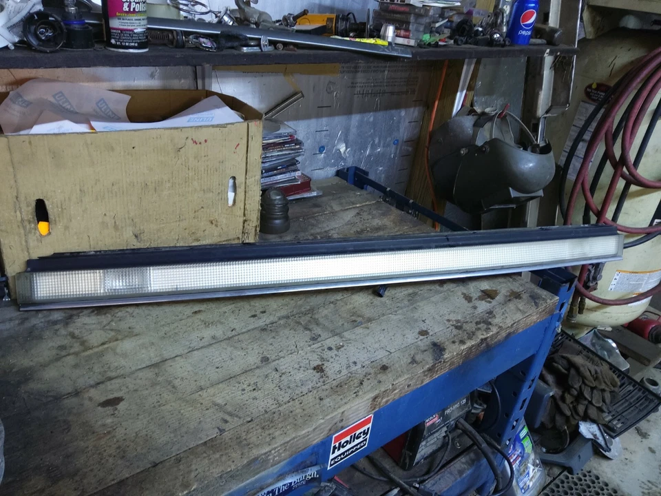 OLDSMOBILE 98 REVERSE LIGHT TAIL PANEL ASSEMBLY WITH BULBS 1991,1992,1993 - Image 1 of 4