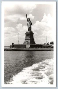 DE 1950 RPPC ESTATUA DE LA LIBERTAD PUERTO DE LA CIUDAD DE NUEVA YORK KODAK FOTO REAL POSTAL - Imagen 1 de 2