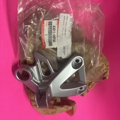 Nuevo de Lote Antiguo Suzuki 1998-2003 Katana 600 750 OEM Pie Trasero Derecho Montaje GENUINO NUEVO Foto 1 de 4