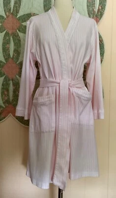 COLEÇÃO CHARTER CLUB ÍNTIMATES TAMANHO MÉDIO. ROUPÃO CURTO TODO ALGODÃO ROSA SOBRE BRANCO - Imagem 1 de 4